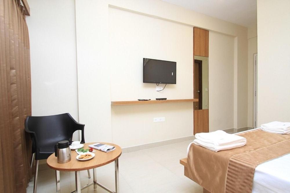 Samasth Rooms And Suits Mysore Buitenkant foto